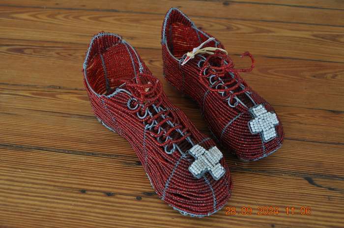 Wire Beaded Soccer Boots (red)