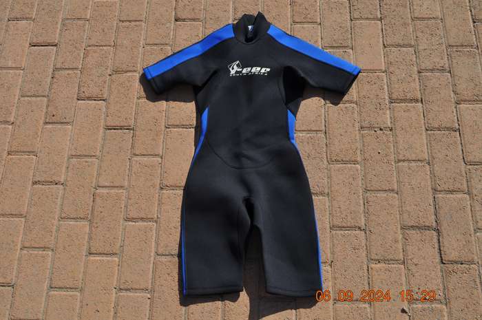 Reef Shorty Wetsuit Size Small (3mm)
