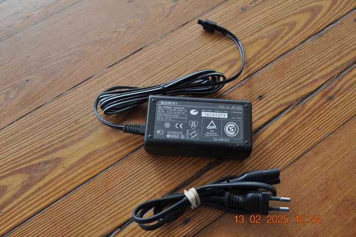 Original Sony Cybershot Digital Camera Battery Charger