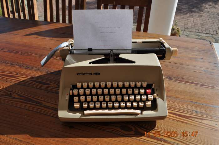 Vintage Consul 2224 Typewriter (working)