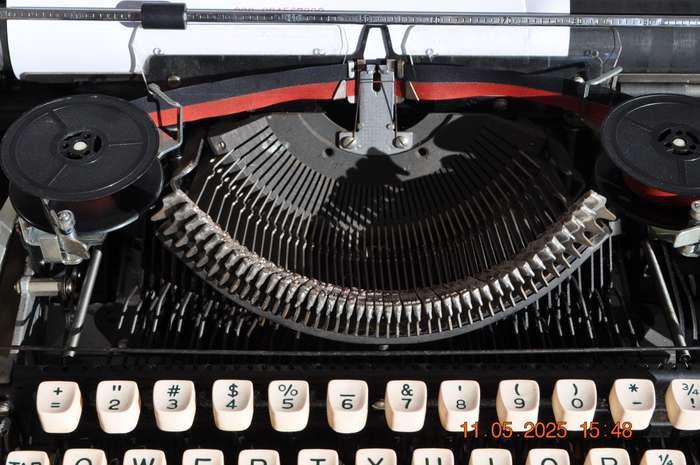 Vintage Consul 2224 Typewriter (working)