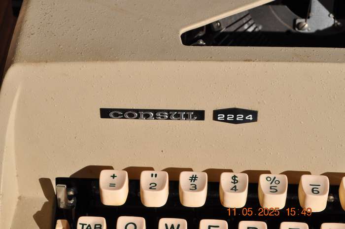 Vintage Consul 2224 Typewriter (working)