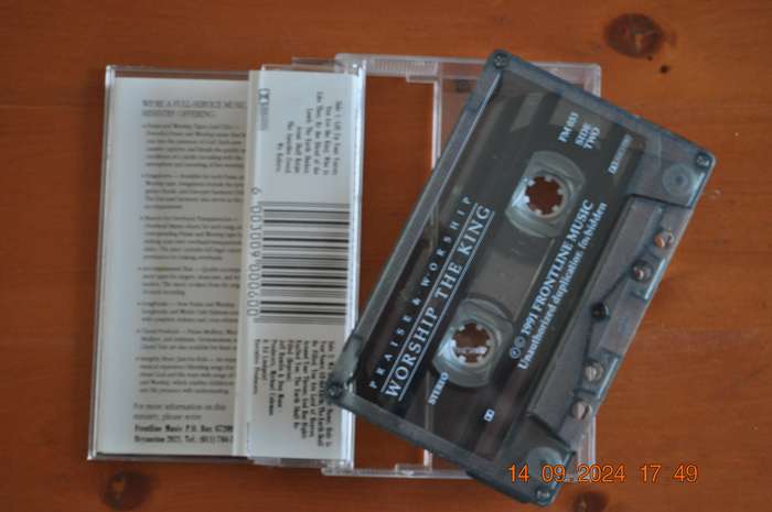 Praise & Worship - Worship The King (Cassette)