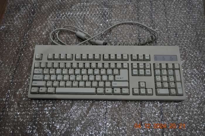 Vintage Mecer Din 5 Pin Computer Keyboard