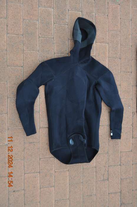 Lizzard 2 Piece Wetsuit With Hoodie (size medium)