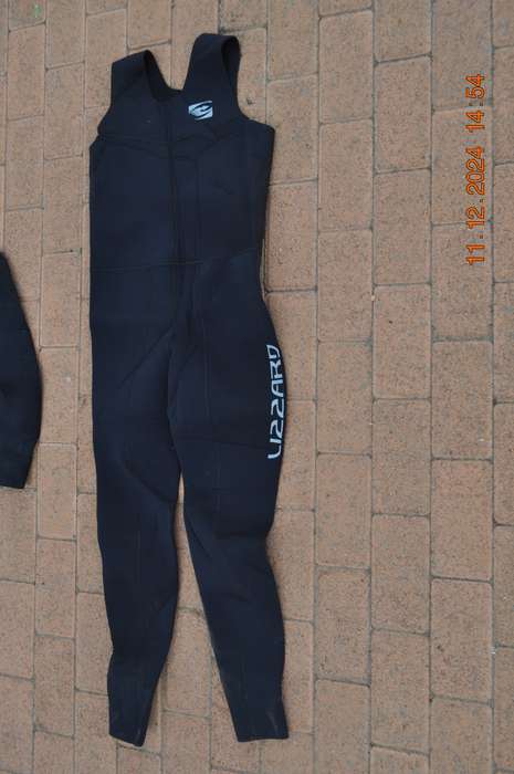 Lizzard 2 Piece Wetsuit With Hoodie (size medium)