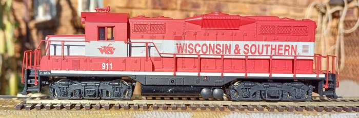 Walthers HO Scale Wisconsin & Southern GP9M Diesel Locomotive #911