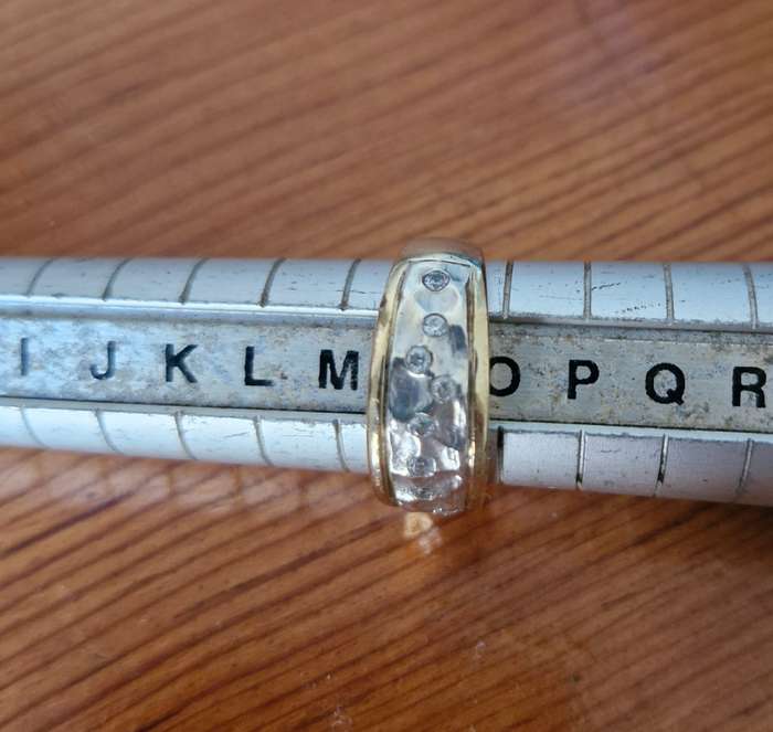 Beautiful 2 tone 9ct dress ring - weighing a whopping 6.44g