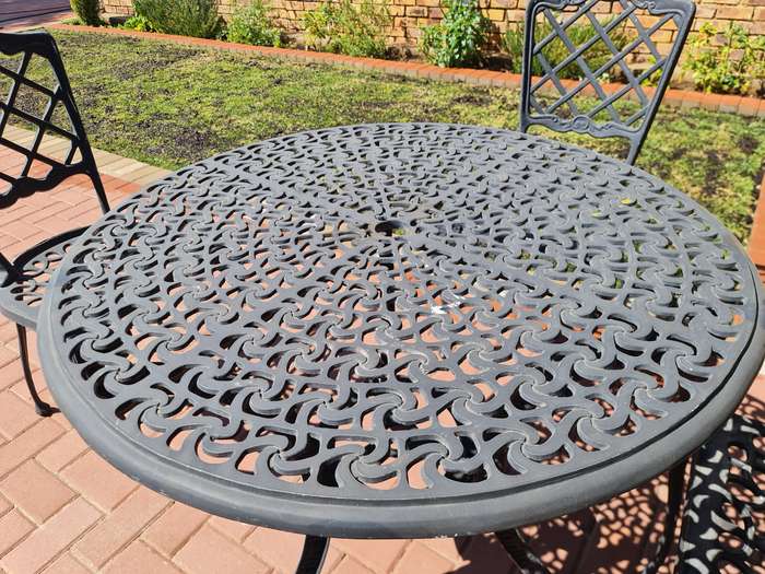 Aluminium 4 Seater Round Table and Chairs