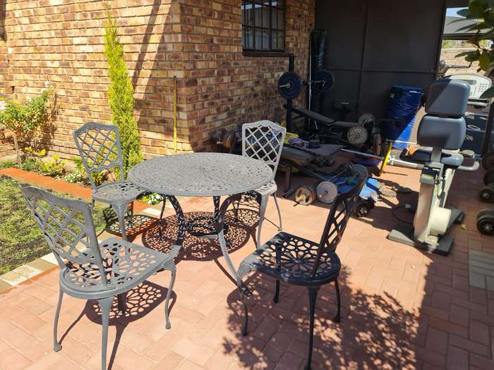 Aluminium 4 Seater Round Table and Chairs