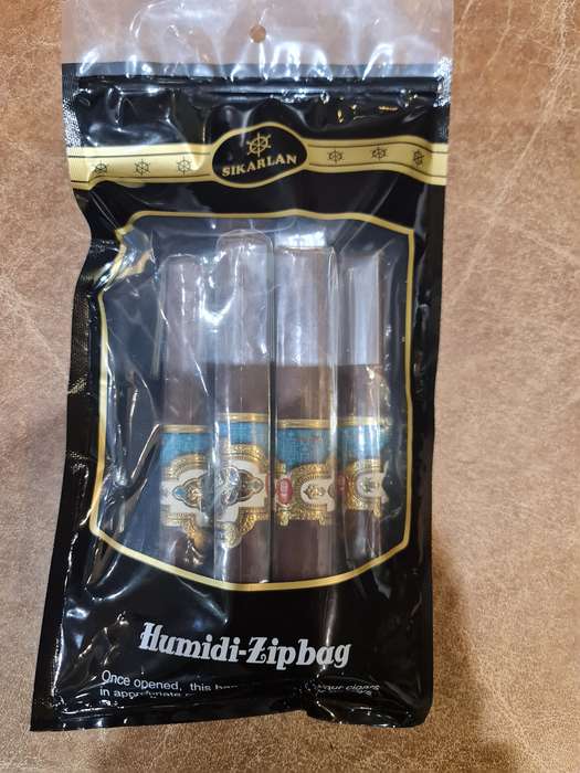 Cigar Humidor Glass Top for 25 Cigars with 6 Fresh Cigars