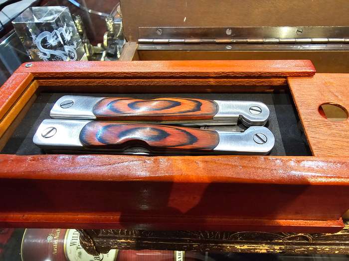 Multitool Knife and Columbia No. 002 Knife in a Syroco Vintage Box