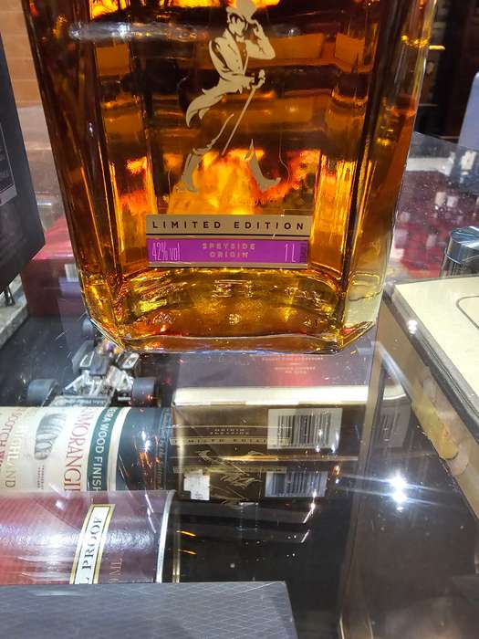 Johnnie Walker 12 Year Old Black Label Speyside Origin Blended Malt Scotch Whisky