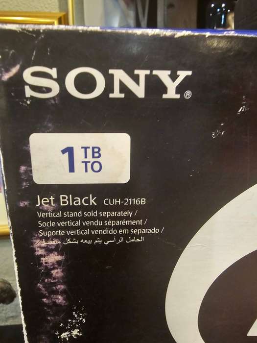 Sony CUH-2116B PlayStation 4 SLIM 1TB console and LG 19.5 Monitor