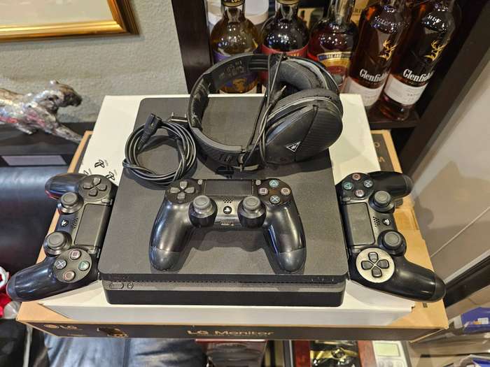 Sony CUH-2116B PlayStation 4 SLIM 1TB console and LG 19.5 Monitor