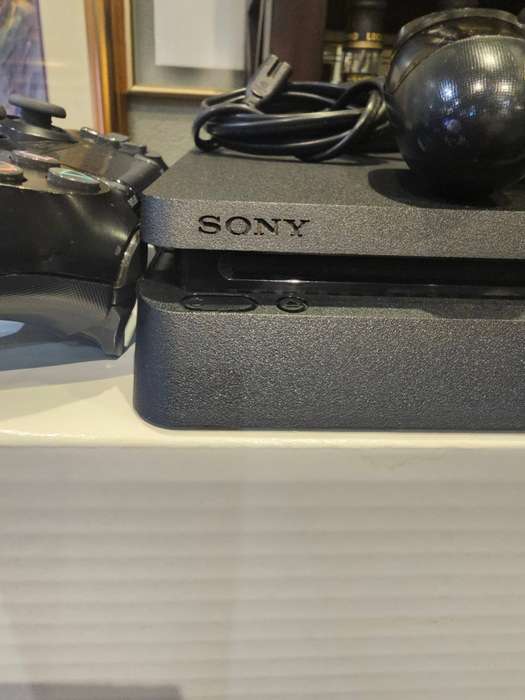Sony CUH-2116B PlayStation 4 SLIM 1TB console and LG 19.5 Monitor