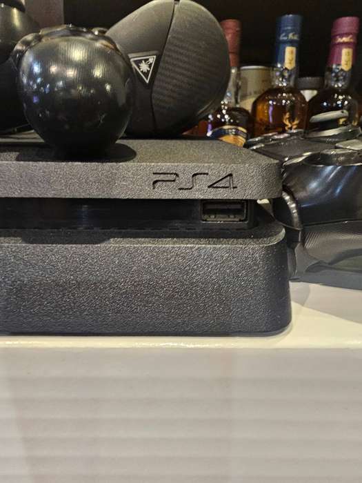Sony CUH-2116B PlayStation 4 SLIM 1TB console and LG 19.5 Monitor