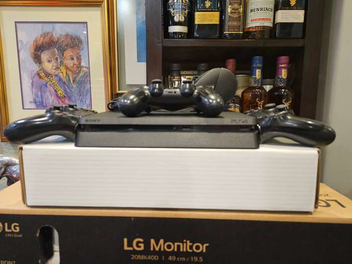 Sony CUH-2116B PlayStation 4 SLIM 1TB console and LG 19.5 Monitor