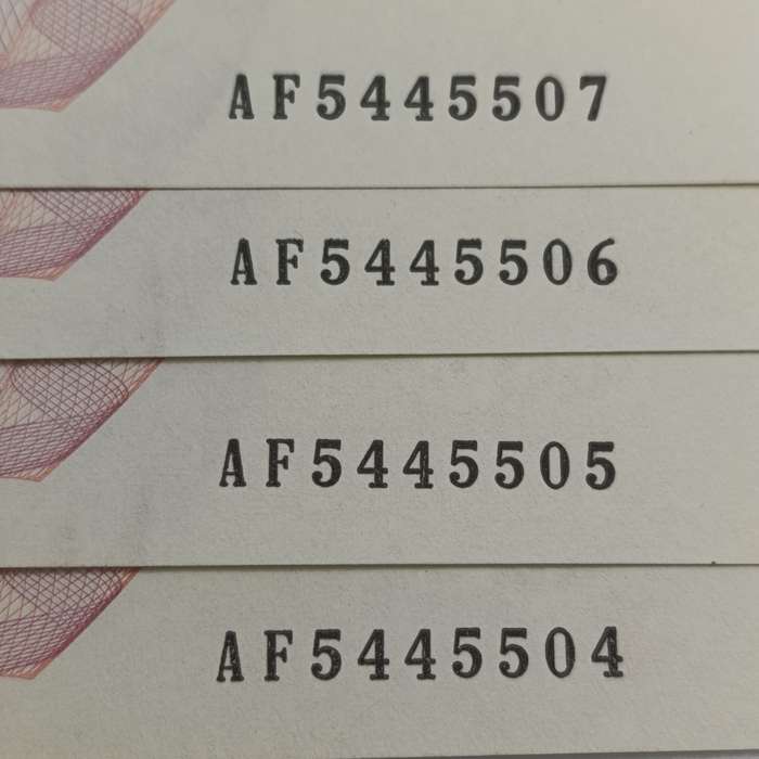 Zimbabwe lot of 4 x 2007 Bearer cheques of 200 000 dollar - uncirculated with consecutive numbers