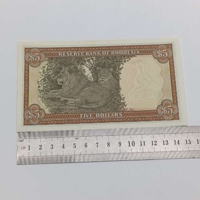 Rhodesia Five dollars banknotes 15 May 1979 Pair of uncirculated notes with consecutive numbers