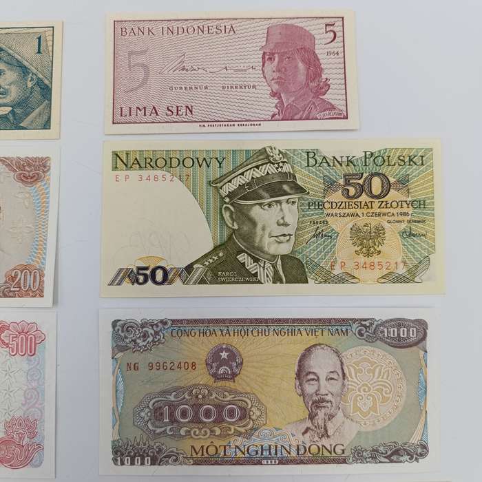 Lot of 10 Vintage UNC/AU world banknotes