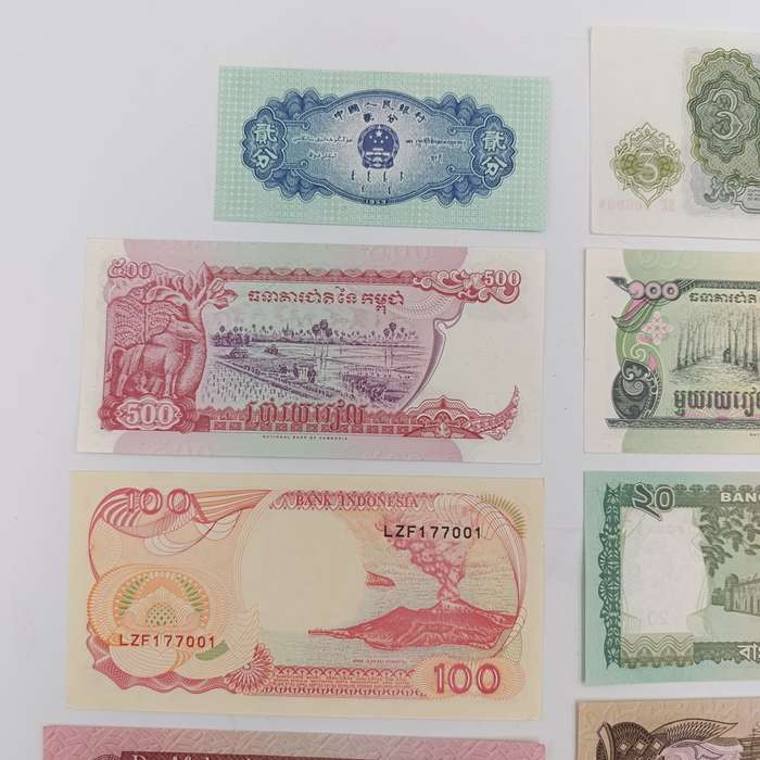 Lot of 10 Vintage UNC/AU world banknotes