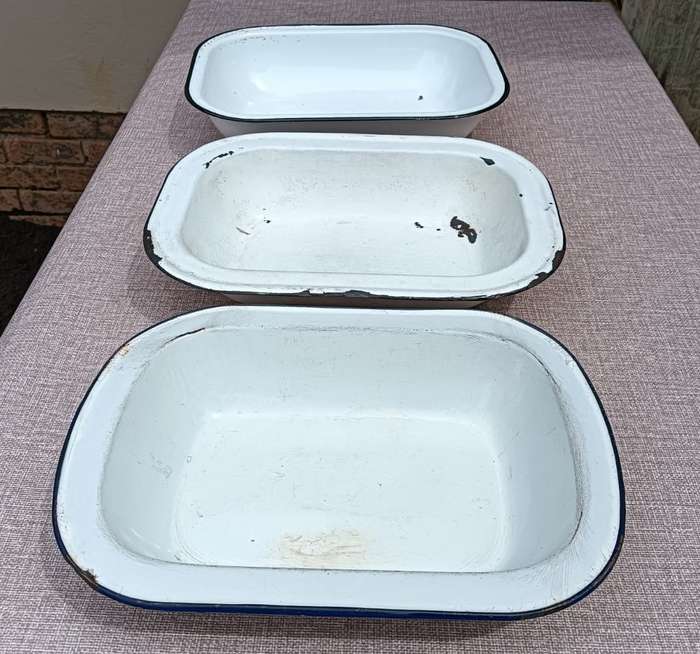 Graduated Set of 3 vintage White Enamel Trays with Black Trim In Good Condition