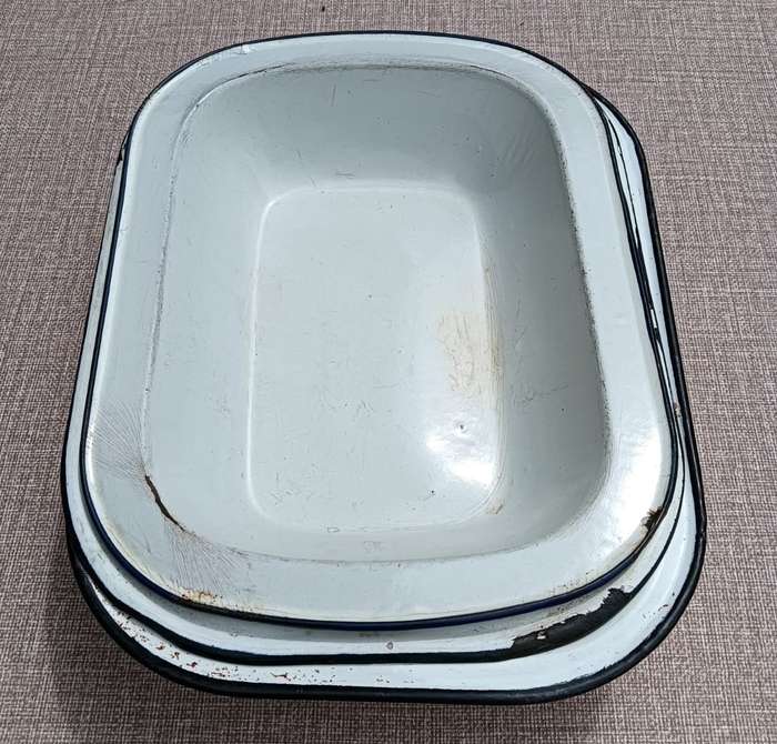 Graduated Set of 3 vintage White Enamel Trays with Black Trim In Good Condition
