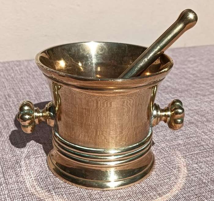 Solid Brass Pestle and Mortar with Flower Knob Handles 10cm High Weight 1.0kg