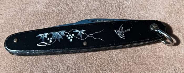 Japanese Twin Blade Mid 20th Cen Pocket Knife with Engraved Bird and Grape Vine Design Dagger Mark
