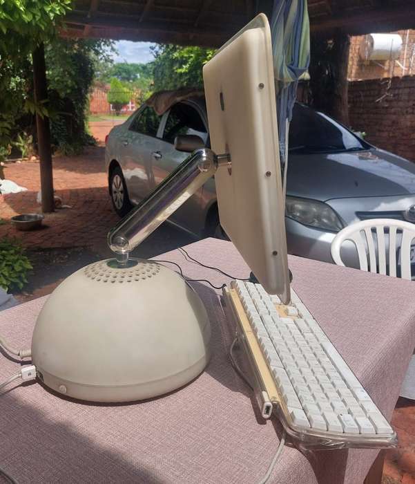 ICONIC APPLE G4 BALL IMAC FROM 2002 (Dual System 9.2.2 and OS 10.3.9) IN GOOD WORKING CONDITION
