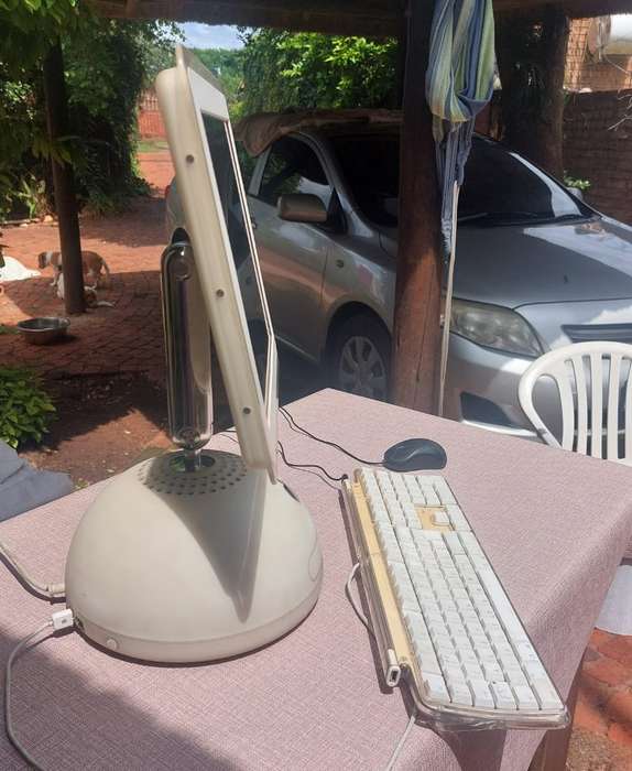 ICONIC APPLE G4 BALL IMAC FROM 2002 (Dual System 9.2.2 and OS 10.3.9) IN GOOD WORKING CONDITION