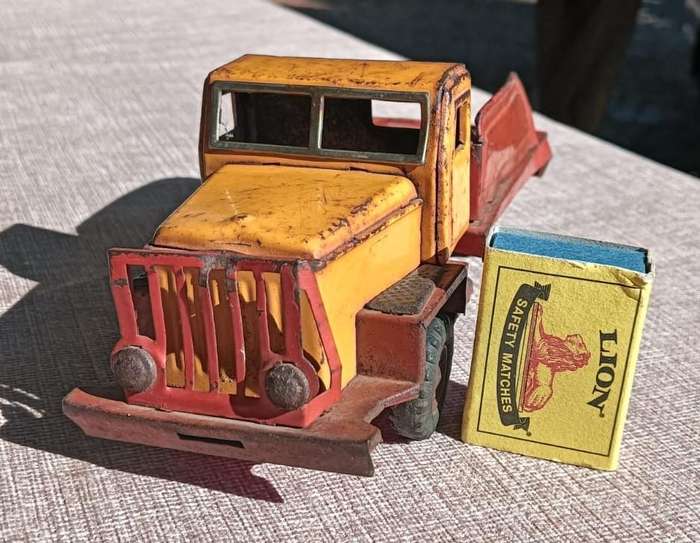 Vintage 1950s Japanese Red and Yellow Tin Tow Truck S-1120  Missing Tow Crane