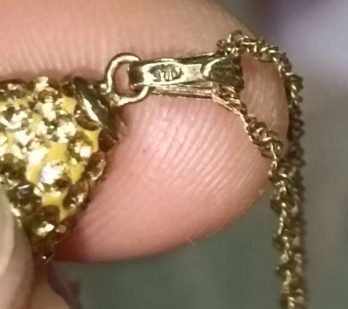 Vintage 375 (9ct) Gold and Rhinestone Fruit Pear Shaped Pendant (Weight 1.36g) on 925 Necklace Chain