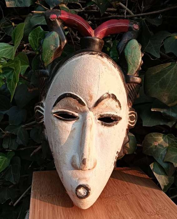 PUNU WHITE FACED MAIDEN WOODEN SPIRIT MASK FROM THE ZAIRE GABON RAINFOREST PEOPLE