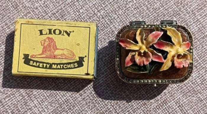 Superb Antique Cloisonne Lidded Pill Box with Enamelled Brass Flowers in Relief