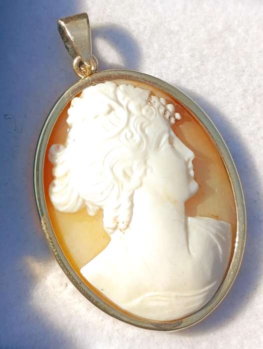 Estate Large 9ct Gold Cameo Pendant
