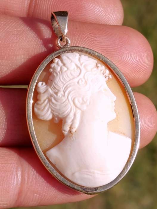 Estate Large 9ct Gold Cameo Pendant