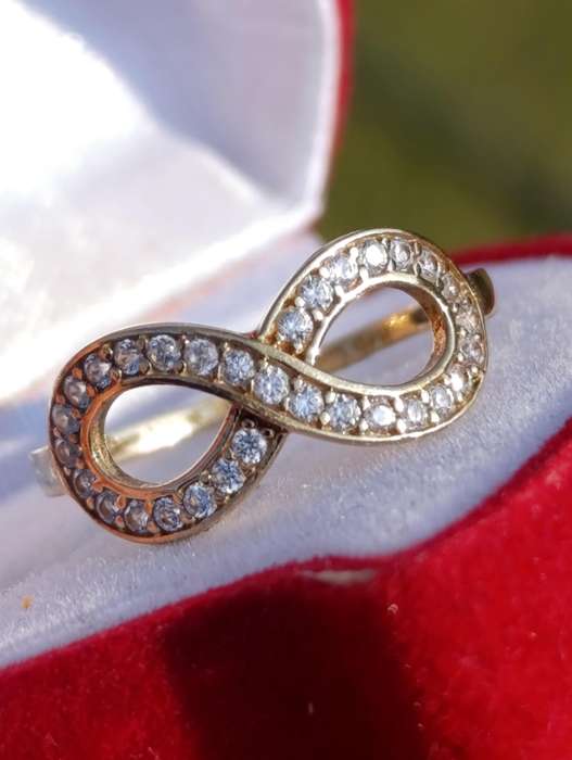 9ct Gold Infinity Studded Ring