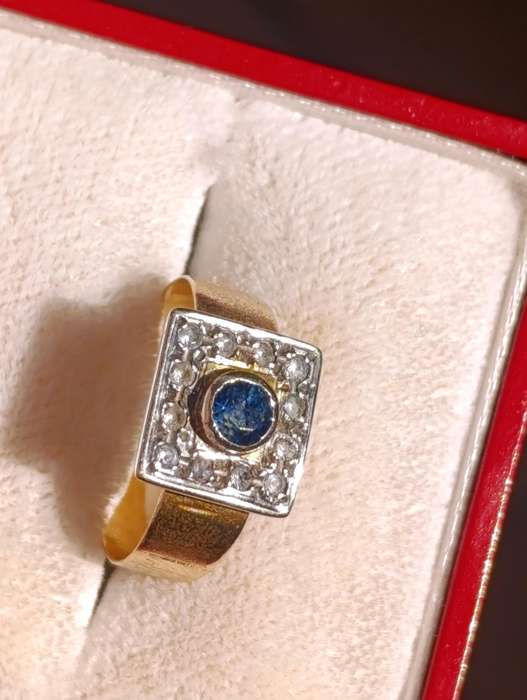 Estate Sapphire & Diamonds Ring