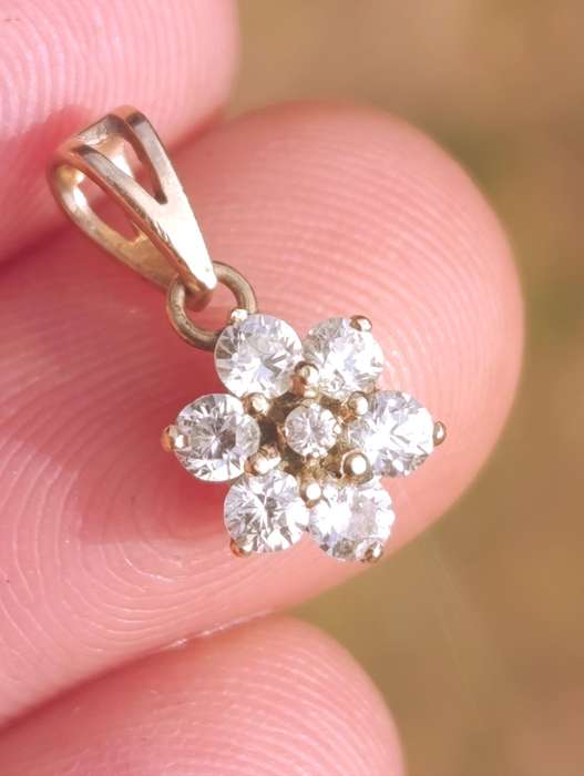 9ct Gold Vintage Flower Studded Pendant