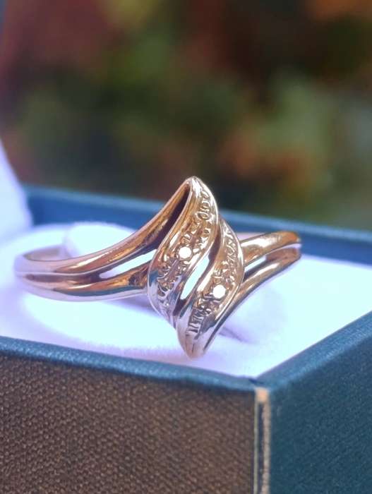 9ct Gold Wave Design Diamond Ring