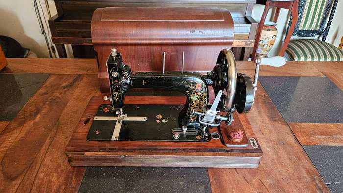 1920s L.O Dietrich Vesta Hand Crank Hand Painted Sewing Machine