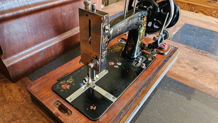 1920s L.O Dietrich Vesta Hand Crank Hand Painted Sewing Machine