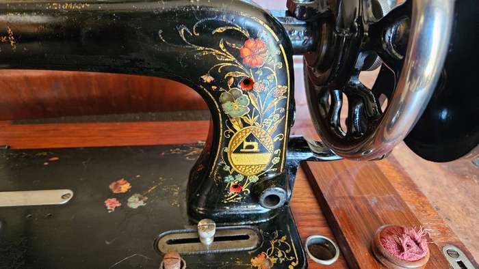 1920s L.O Dietrich Vesta Hand Crank Hand Painted Sewing Machine