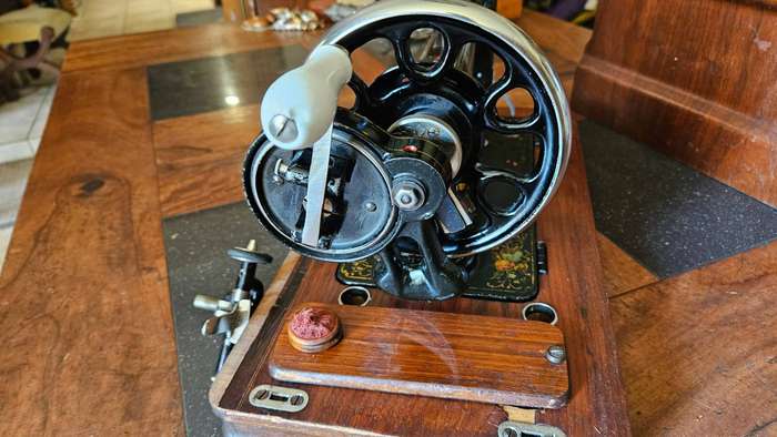 1920s L.O Dietrich Vesta Hand Crank Hand Painted Sewing Machine
