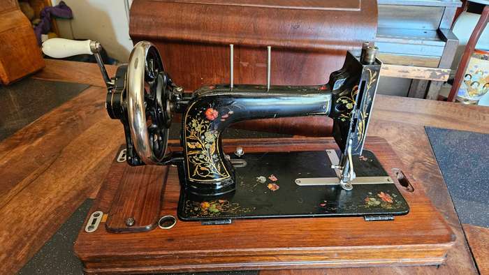 1920s L.O Dietrich Vesta Hand Crank Hand Painted Sewing Machine