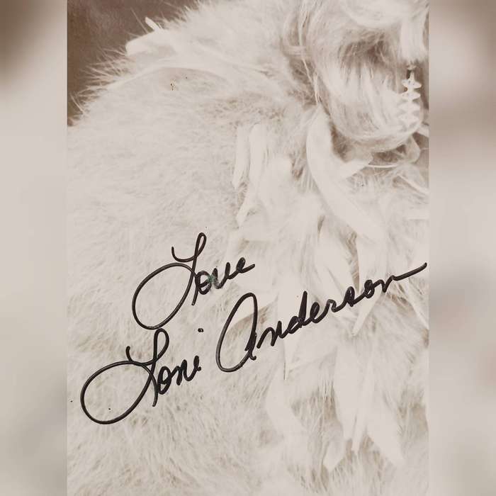 Loni Anderson iconic 60s actress live autograph jumbo original photo