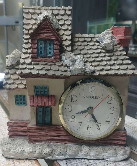 Vintage clock in a house clock does not work