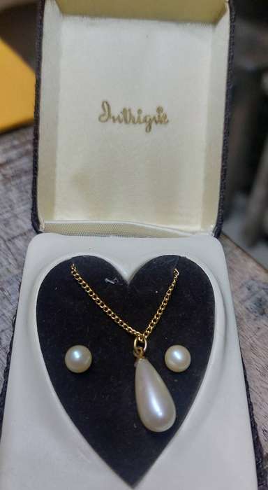 Vintage necklace pendant and a pair of earrings in box